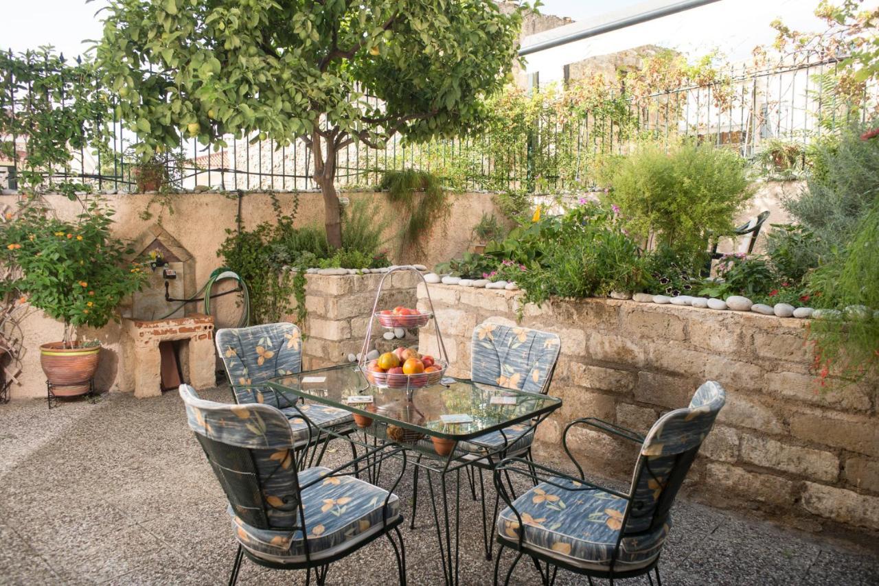 Maisonette With Garden In The Heart Of The Historical Kalamata Center Exterior foto